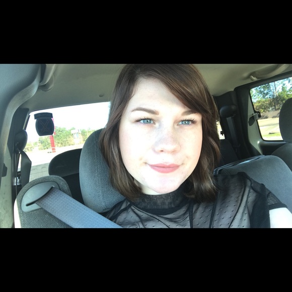 Meet your Posher, Hollie - Picture 1 of 1